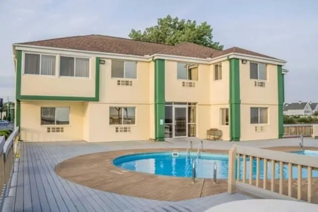 Quality Inn - Havuz