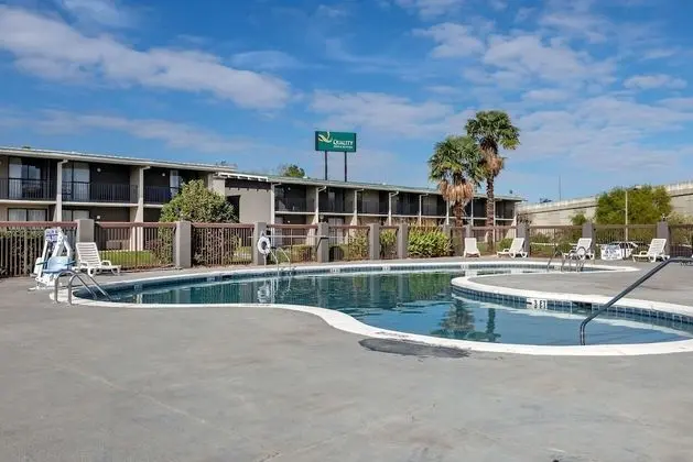 Quality Inn - Havuz