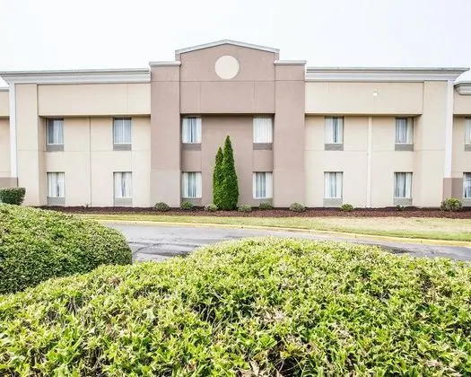 Quality Inn & Suites Airpark East