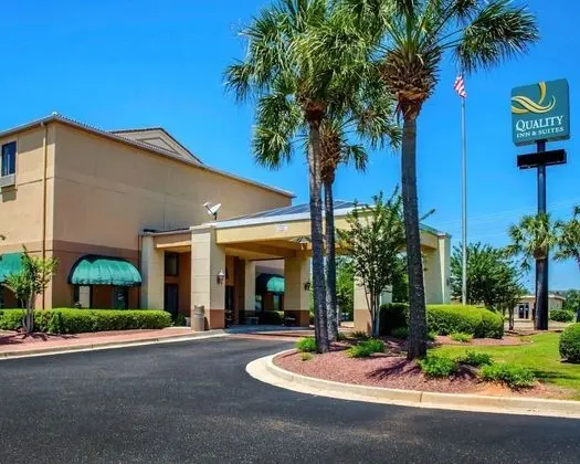 Quality Inn & Suites at Airport Blvd I-65 - Dış Mekan