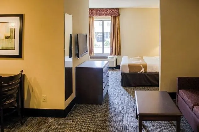 Quality Inn & Suites at Airport Blvd I-65 - Oda