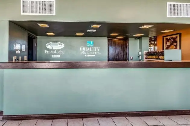 Quality Inn & Suites - Lobi