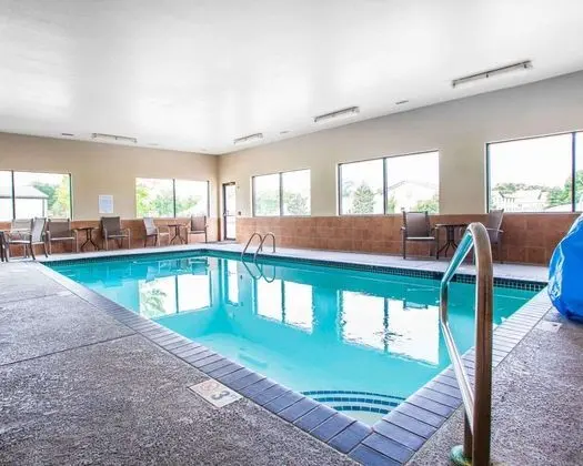 Quality Inn & Suites Ankeny Area - Havuz