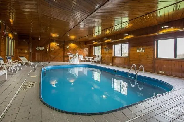 Quality Inn & Suites - Havuz
