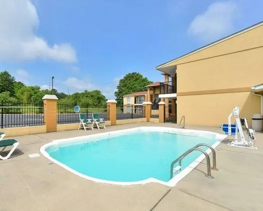 Quality Inn & Suites CARTERSVILLE - Havuz