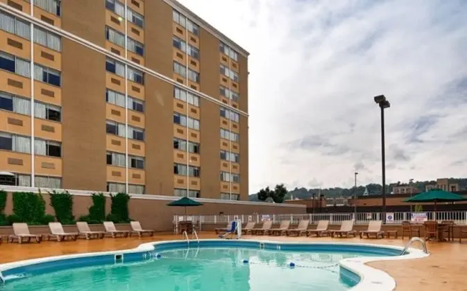 Quality Inn & Suites - Havuz
