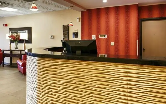Quality Inn & Suites - Lobi