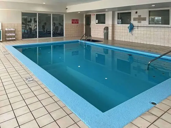 Quality Inn & Suites Cincinnati Sharonville - Havuz