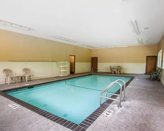 Quality Inn & Suites Davenport near I-80 - Havuz