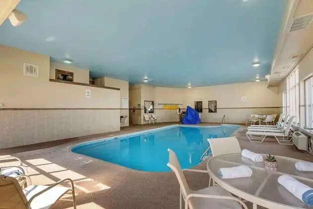 Quality Inn & Suites Delaware - Havuz