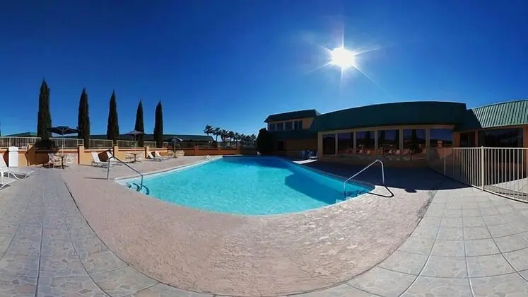 Quality Inn And Suites - Havuz
