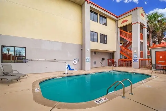 Quality Inn & Suites Ft. Jackson Maingate - Havuz