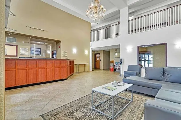Quality Inn & Suites - Lobi