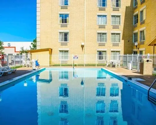 Quality Inn & Suites - Havuz