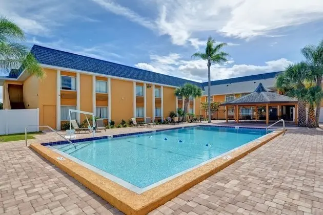 Quality Inn & Suites Heritage Park - Havuz