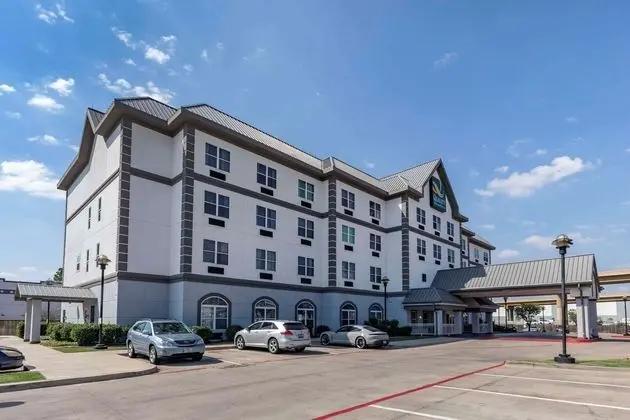 Quality Inn & Suites I-35 E/Walnut Hill - Dış Mekan