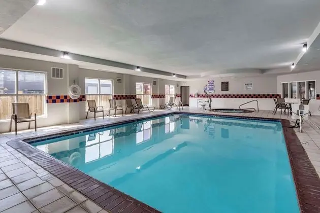 Quality Inn & Suites I-35 E/Walnut Hill - Havuz