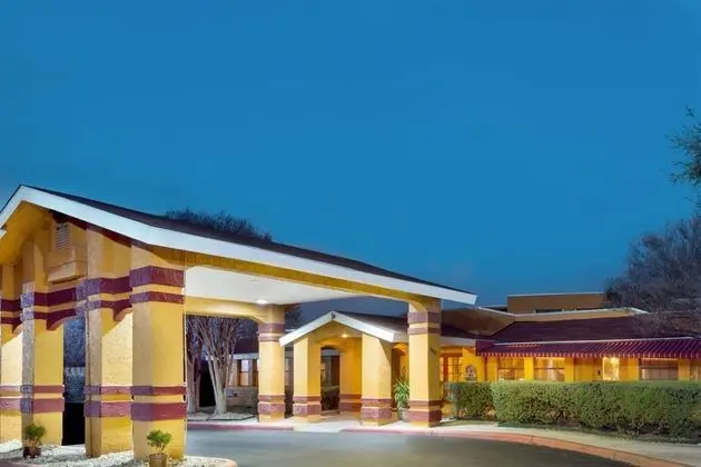 Quality Inn & Suites I-35 near AT&T Center - Genel