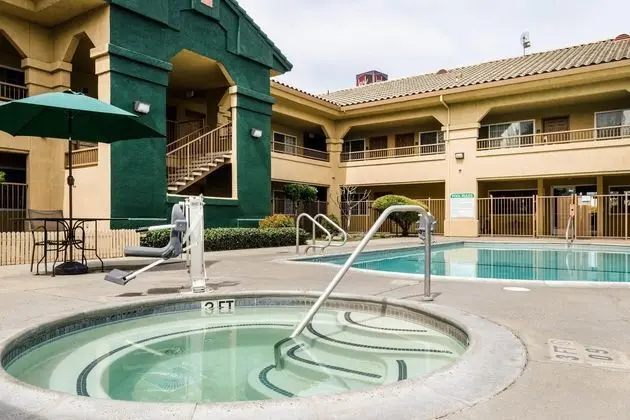 Quality Inn & Suites Lathrop - Havuz