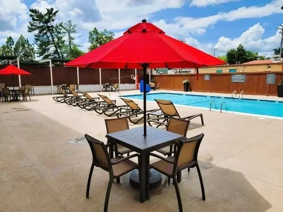 Quality Inn & Suites - Havuz