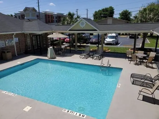 Quality Inn & Suites - Havuz