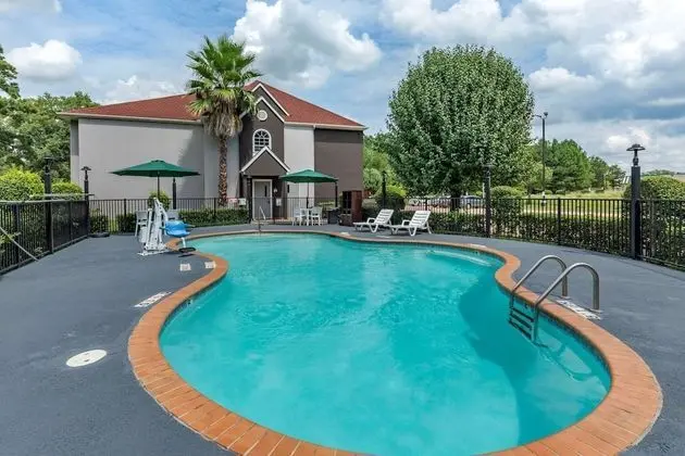 Quality Inn & Suites Longview I-20 - Havuz