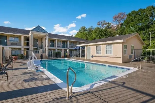 Quality Inn & Suites Lufkin - Havuz