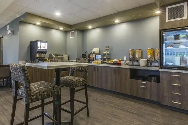 Quality Inn and Suites Moose Jaw - Yeme / İçme