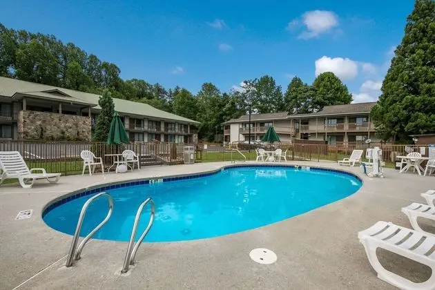 Quality Inn & Suites Mt. Chalet - Havuz