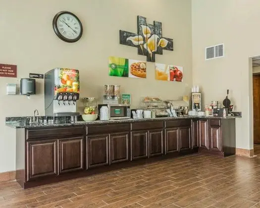 Quality Inn & Suites near Coliseum and Hwy 231 North - Yerinde Yemek