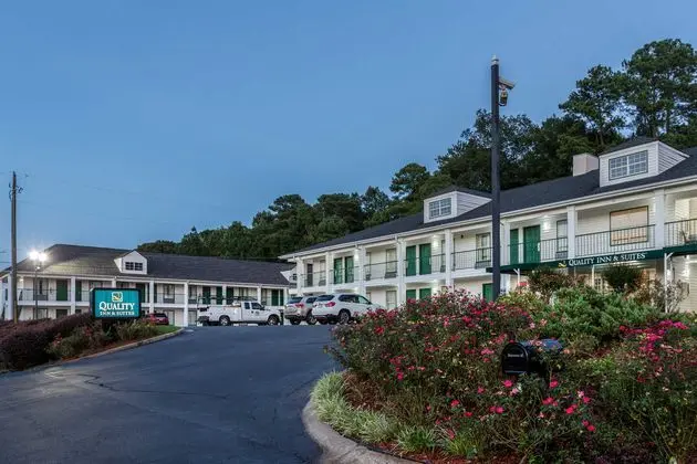 Quality Inn & Suites near Lake Oconee