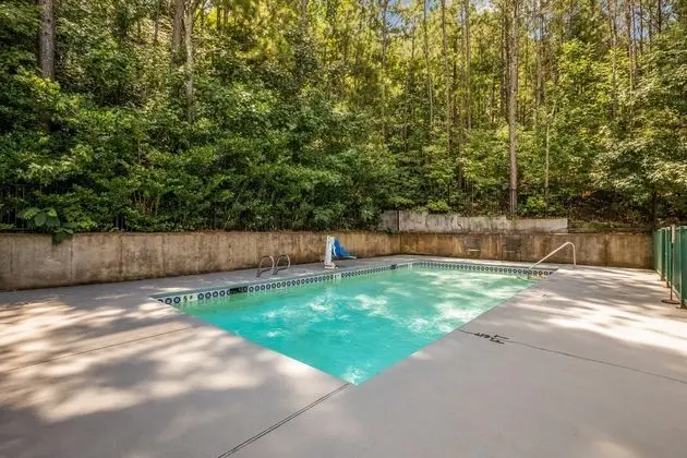 Quality Inn & Suites near Lake Oconee - Havuz