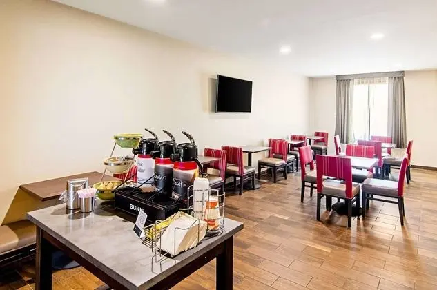 Quality Inn & Suites Near Tanger Outlet Mall - Kahvaltı