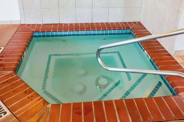 Quality Inn & Suites at Olympic National Park - Havuz