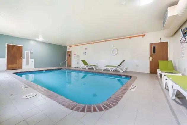 Quality Inn & Suites - Havuz