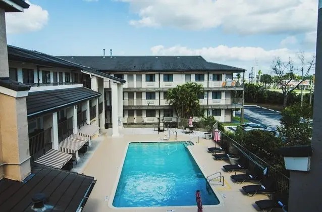 Quality Inn & Suites By The Parks - Havuz