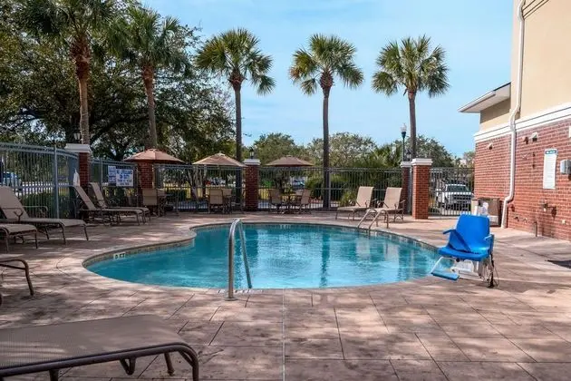 Quality Inn & Suites Patriots Point - Havuz