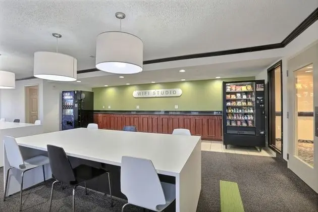 Quality Inn & Suites - Lobi