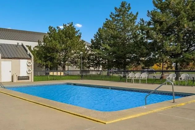 Quality Inn & Suites - Havuz
