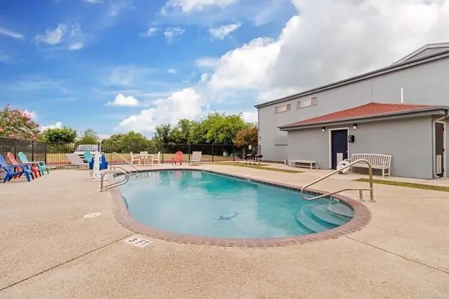 Quality Inn & Suites - Havuz