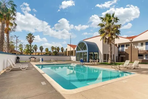 Quality Inn & Suites Sonoma - Havuz