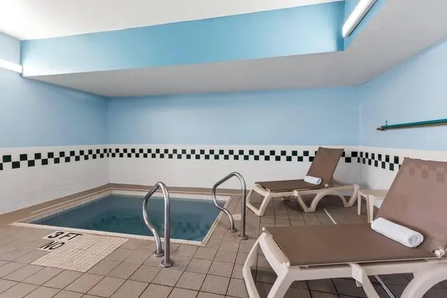 Quality Inn & Suites Springfield - Havuz