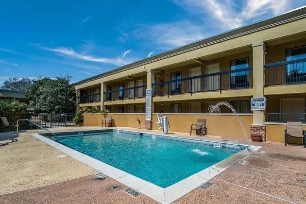 Quality Inn & Suites Statesboro Area - Havuz