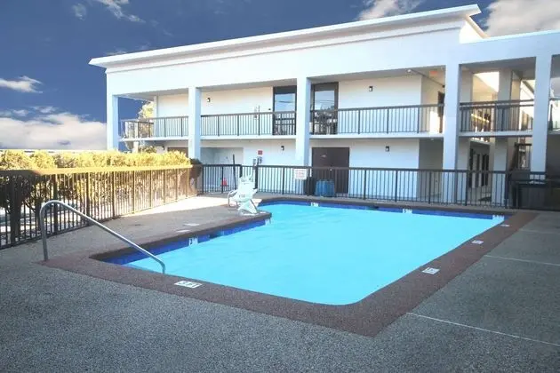 Quality Inn & Suites (Statesville) - Havuz
