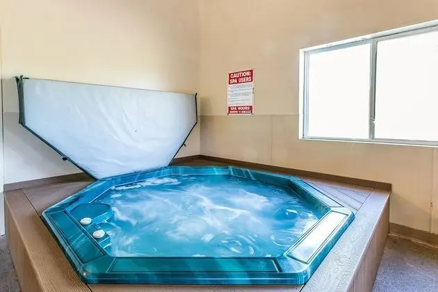 Quality Inn & Suites - Havuz