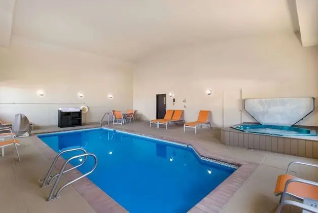 Quality Inn & Suites - Havuz