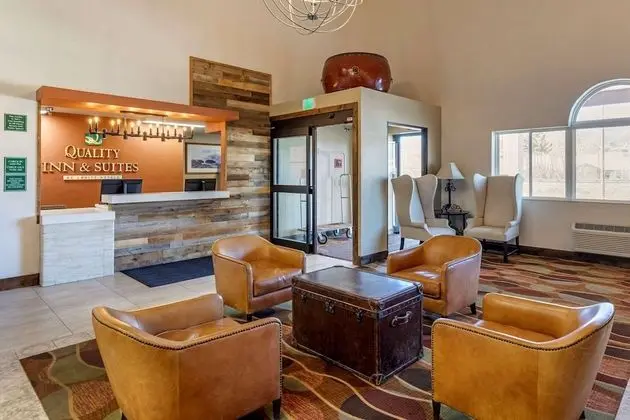 Quality Inn & Suites - Lobi