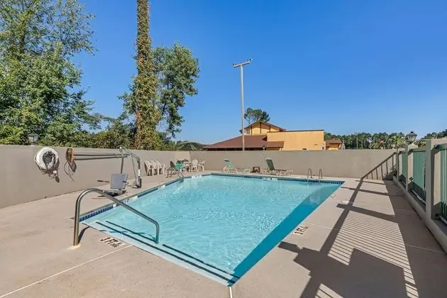 Quality Inn & Suites Stockbridge - Havuz