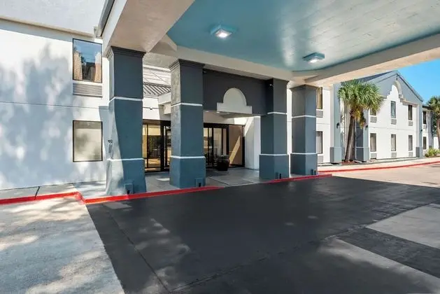 Quality Inn & Suites Suburbs Area - Dış Mekan