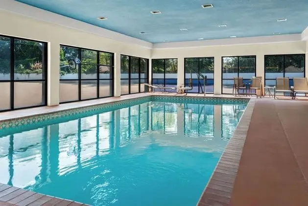 Quality Inn & Suites Suburbs Area - Havuz